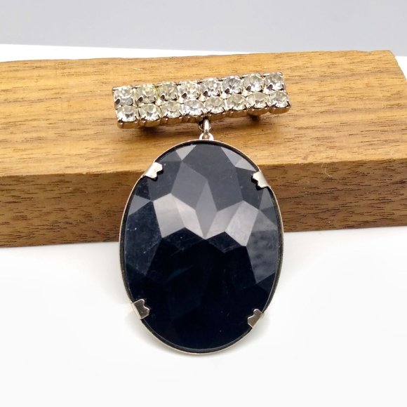 Vintage Glitz Brooch with Dangling Faceted Black Cabochon Oval in Silver Tone - Picture 2 of 4
